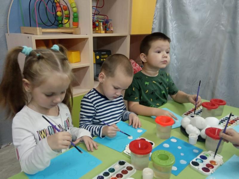 Урок рисования «Снежные комочки, большие и маленькие»